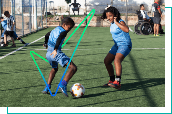 Quatro jovens se divertem em uma partida de futebol. Eles se abraçam e estão sorrindo. Texto: Projeto Rexona Quebrando Barreiras.